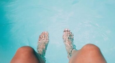 Prevention of mushroom development in the legs