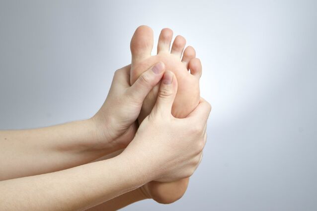 itchy feet due to nail fungus